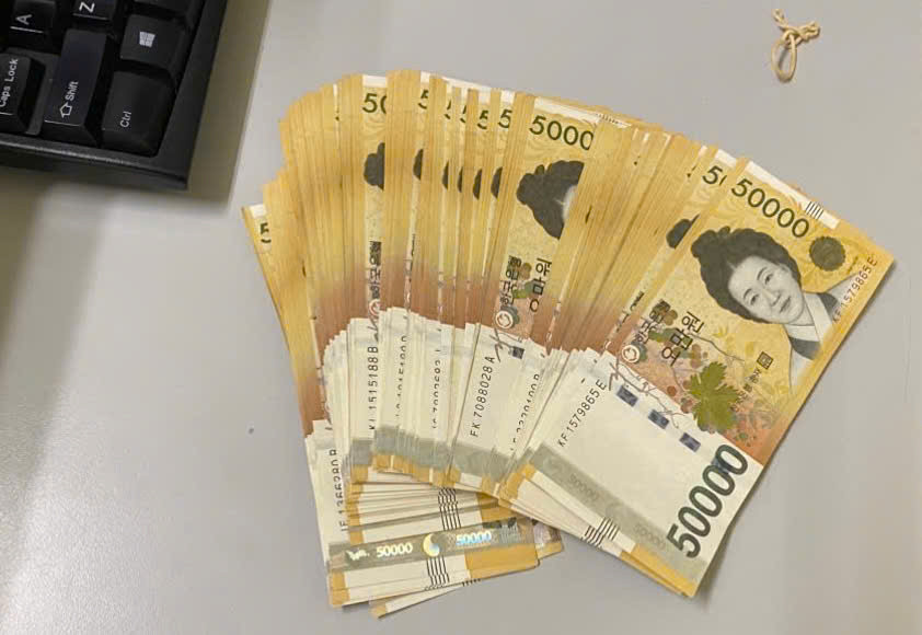 100 tờ tiền mệnh giá 50.000 won, tổng cộng 5 triệu won (gần 100 triệu đồng) mà nữ hành khách Hàn Quốc để quên. Ảnh: ACV.