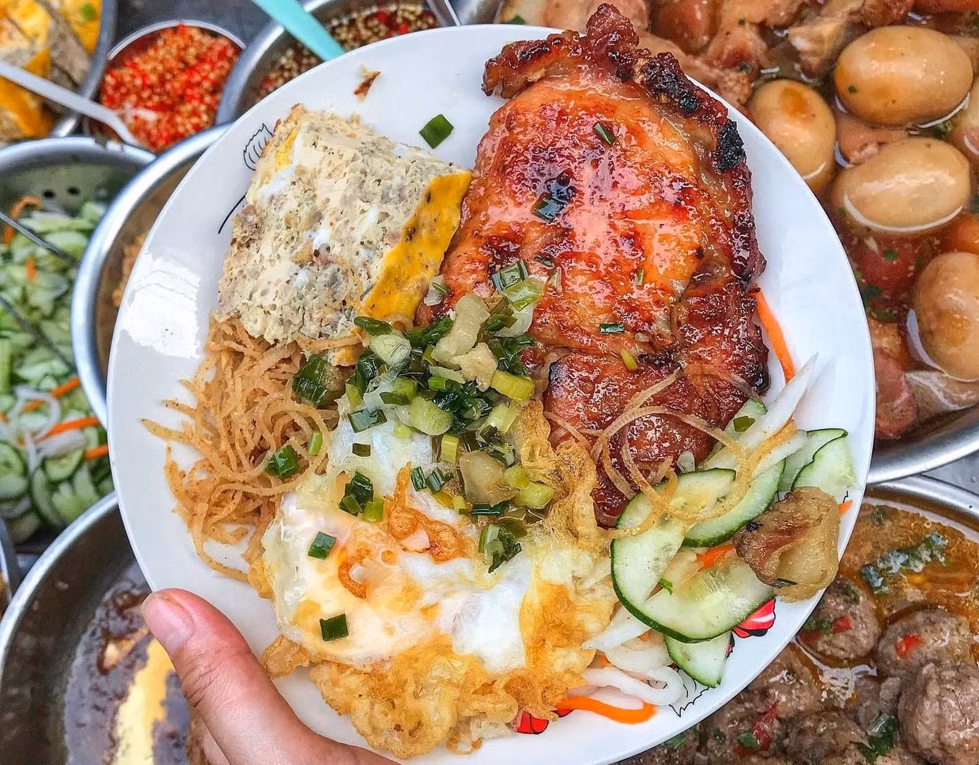 Cơm tấm là món ăn đặc trưng tại TP.HCM với nhiều topping hấp dẫn khác nhau. Ảnh: VinWonders. Cơm tấm là món ăn đặc trưng tại TP.HCM với nhiều topping hấp dẫn khác nhau. Ảnh: VinWonders.