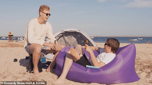 Khi đến nơi, họ đã sử dụng lều và ghế sofa trên bãi biển Bồ Đào Nha. Khi đến nơi, họ đã sử dụng lều và ghế sofa trên bãi biển Bồ Đào Nha.