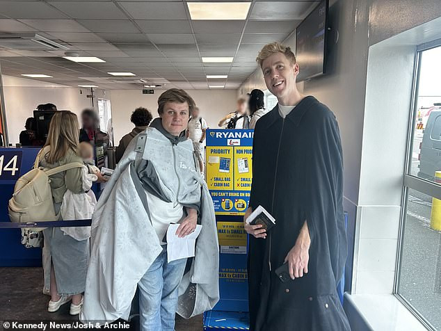 Joshua (bên phải) mặc một chiếc áo khoác được thiết kế riêng với những chiếc túi "chịu lực" để mang theo hành lý lên người, Archie (bên trái) mặc một chiếc lều để họ có nơi trú ngụ khi xuống máy bay. Joshua (bên phải) mặc một chiếc áo khoác được thiết kế riêng với những chiếc túi "chịu lực" để mang theo hành lý lên người, Archie (bên trái) mặc một chiếc lều để họ có nơi trú ngụ khi xuống máy bay.