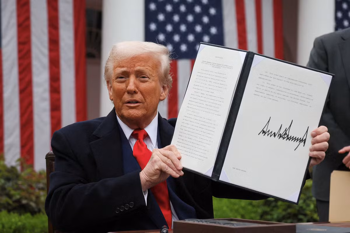 Nhiều thị trường tài chính thế giới đang chao đảo sau khi ông Trump tăng mạnh thuế quan. Ảnh: Reuters.