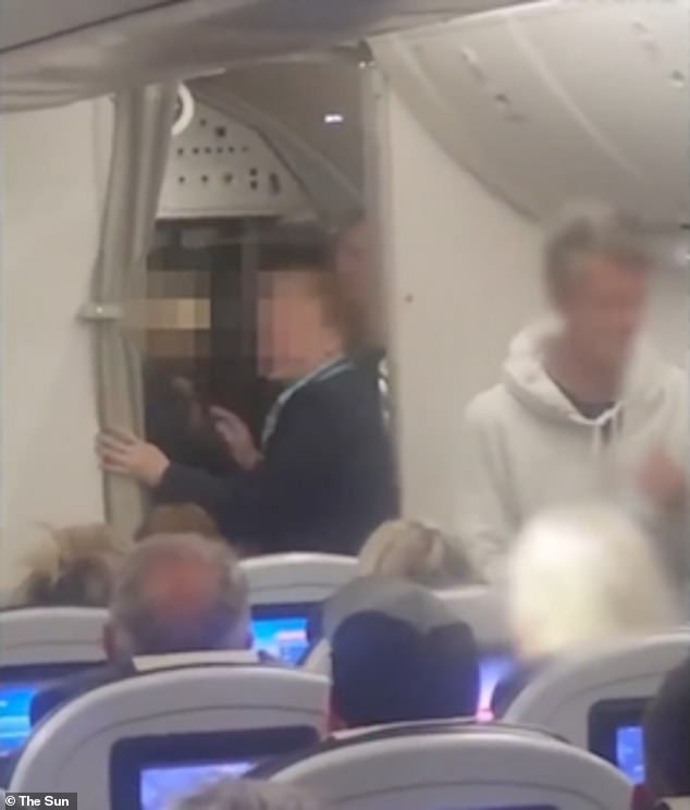 Hành khách này đã bị buộc tội ba tội danh tấn công thông thường và sẽ phải ra hầu tòa tại tòa án Birmingham Magistrates vào ngày 10/6. Ảnh: The Sun. Hành khách này đã bị buộc tội ba tội danh tấn công thông thường và sẽ phải ra hầu tòa tại tòa án Birmingham Magistrates vào ngày 10/6. Ảnh: The Sun.