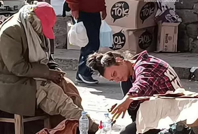 Cô đã kết bạn với một người đàn ông vô gia cư lớn tuổi mà cô tin là người duy nhất cô có thể tin tưởng và hiện đang sống trong một trại tị nạn tồi tàn dưới Cầu Belén ở Cusco.