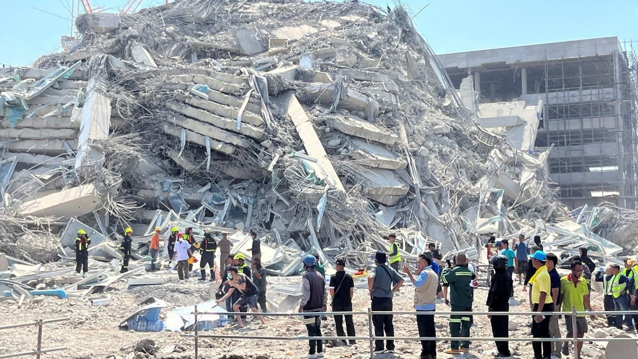 Nhiều tòa nhà đổ sập gây thiệt hại nặng nề. Ảnh: SCMP.