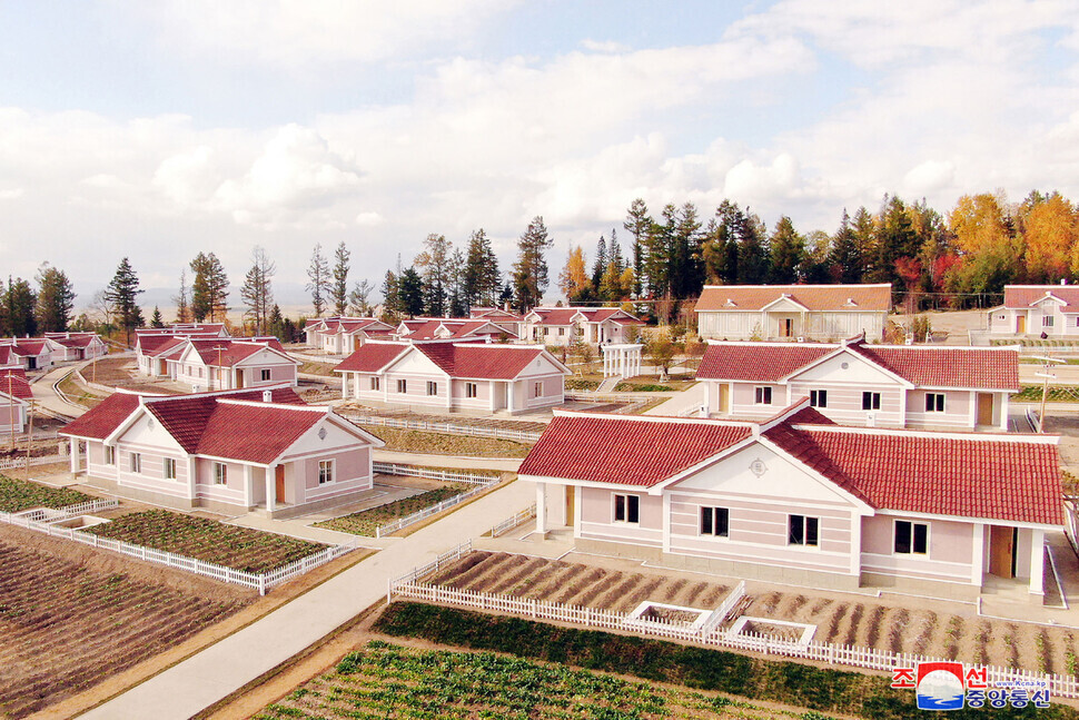 Những ngôi nhà được xây dựng theo phong cách truyền thống kết hợp hiện đại tại thành phố Samjiyon.