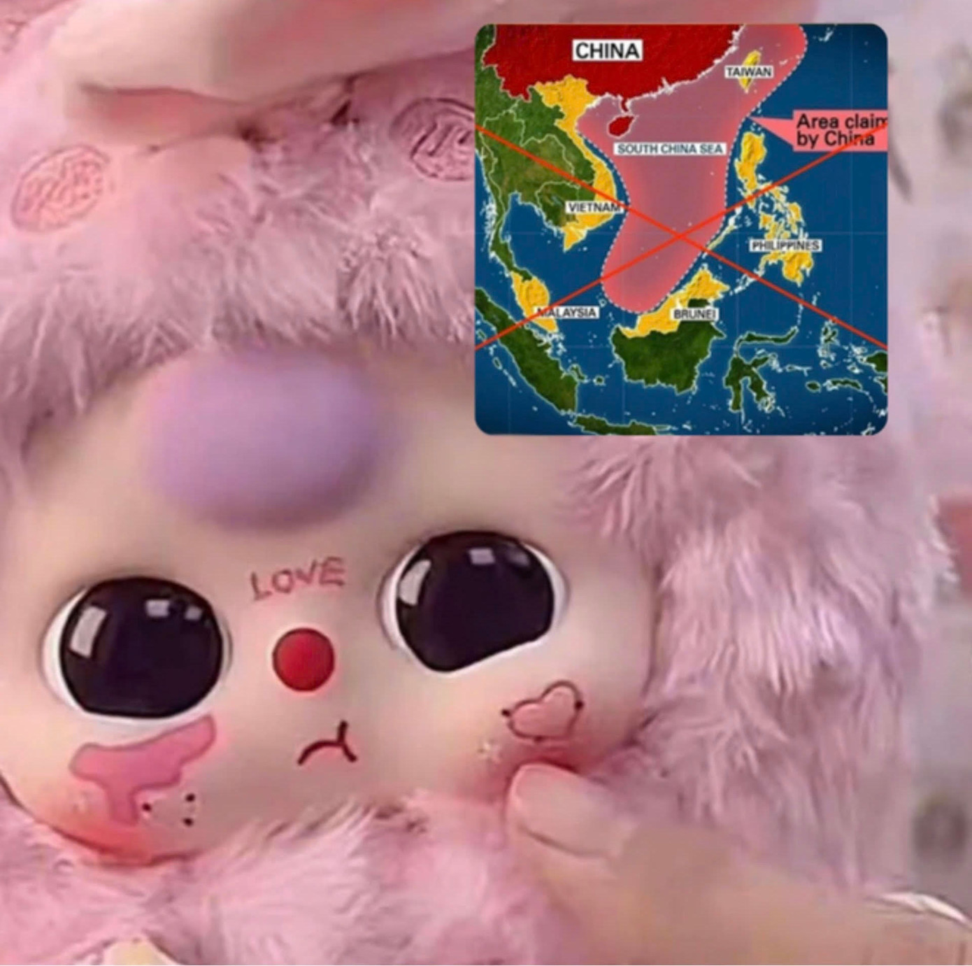 Hoạ tiết vẽ trên mặt búp bê Baby Three gây tranh cãi, tạo làn sóng tẩy chay mạnh mẽ.