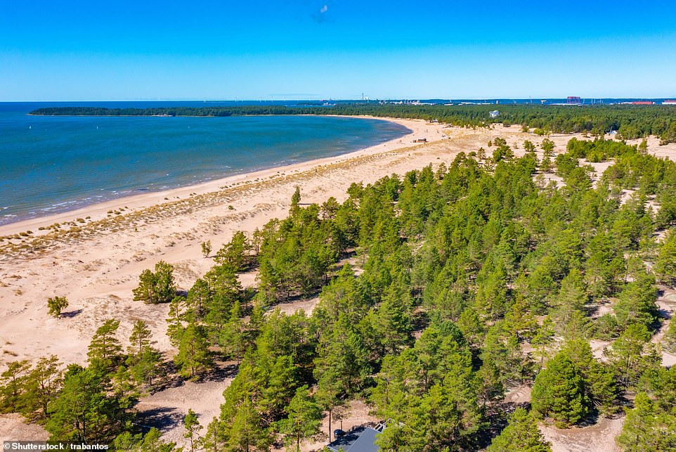 Yyteri - khu dân cư ở Pori, được coi là bãi biển huyền thoại nhất của Phần Lan với chiều dài 3 km. Theo Visit Finland, làn nước nông của Yyteri rất phù hợp cho cả trẻ nhỏ, khiến nơi đây trở thành điểm đến lý tưởng cho các gia đình. Yyteri - khu dân cư ở Pori, được coi là bãi biển huyền thoại nhất của Phần Lan với chiều dài 3 km. Theo Visit Finland, làn nước nông của Yyteri rất phù hợp cho cả trẻ nhỏ, khiến nơi đây trở thành điểm đến lý tưởng cho các gia đình.