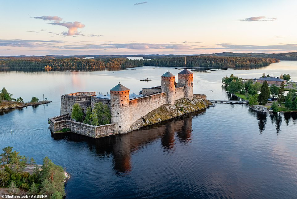 Tọa lạc tại Savonlinna, lâu đài Olavinlinna (hay còn gọi là Lâu đài Olaf) được xây dựng từ thế kỷ 15 để bảo vệ Phần Lan trước các cuộc tấn công từ Nga. Theo Visit Savonlinna, nơi đây từng chứng kiến những cuộc giao tranh ác liệt giữa phương Đông và phương Tây, với tiếng đại bác vang trời và những cuộc chiến đấu bảo vệ thành trì. Tọa lạc tại Savonlinna, lâu đài Olavinlinna (hay còn gọi là Lâu đài Olaf) được xây dựng từ thế kỷ 15 để bảo vệ Phần Lan trước các cuộc tấn công từ Nga. Theo Visit Savonlinna, nơi đây từng chứng kiến những cuộc giao tranh ác liệt giữa phương Đông và phương Tây, với tiếng đại bác vang trời và những cuộc chiến đấu bảo vệ thành trì.