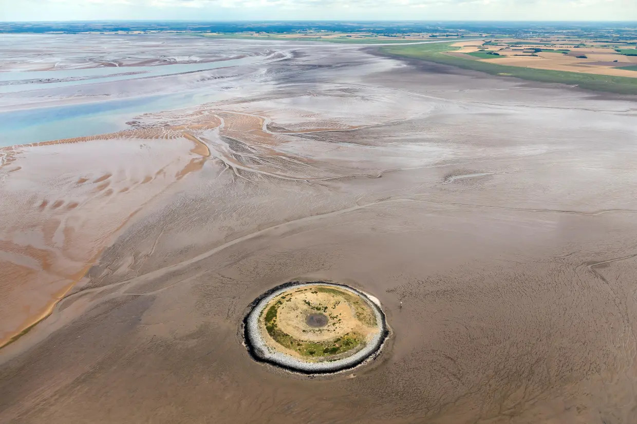 Hòn đảo này hiện là nơi trú ẩn của các loài chim làm tổ. Hòn đảo này hiện là nơi trú ẩn của các loài chim làm tổ.