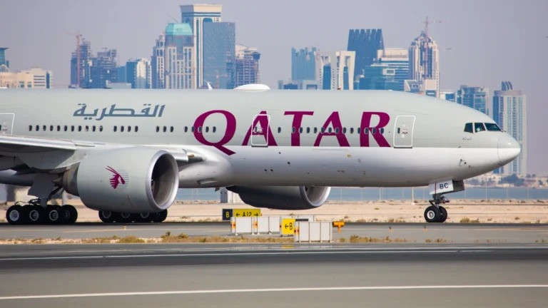 Qatar Airways vừa chính thức ký kết thỏa thuận vay trị giá 4,5 tỷ QAR (khoảng hơn 32.000 tỷ đồng) với các ngân hàng hàng đầu tại Qatar. Ảnh: Qatar Airways Qatar Airways vừa chính thức ký kết thỏa thuận vay trị giá 4,5 tỷ QAR (khoảng hơn 32.000 tỷ đồng) với các ngân hàng hàng đầu tại Qatar. Ảnh: Qatar Airways