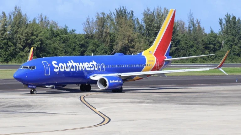Nam tiếp viên hàng không của hãng Southwest Airlines bị cáo buộc cố gắng dụ dỗ một bé gái 12 tuổi để thực hiện hành vi xâm hại.