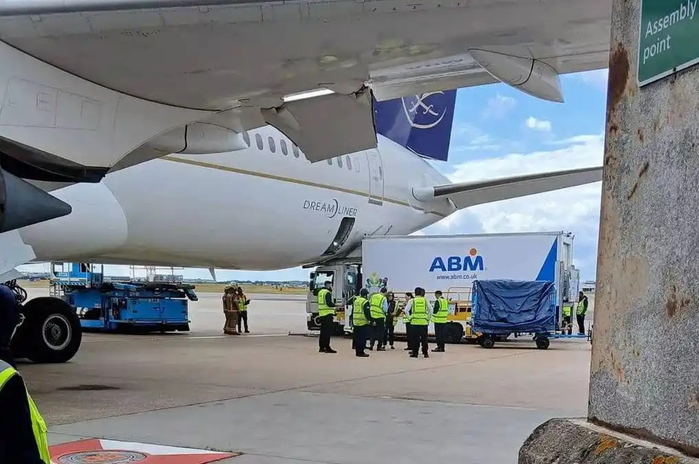 Một xe tải phục vụ mặt đất đâm vào thân máy bay khiến thân máy bay bị thủng và gây ra tình trạng gián đoạn nghiêm trọng. Ảnh: SWNS.