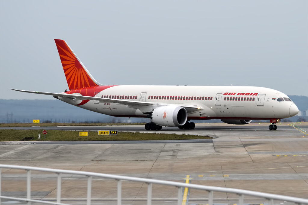 Một phi công của hãng hàng không Air India đã bất ngờ rơi vào trạng thái hoảng loạn nghiêm trọng ngay trước khi cất cánh tại sân bay quốc tế Indira Gandhi. Một phi công của hãng hàng không Air India đã bất ngờ rơi vào trạng thái hoảng loạn nghiêm trọng ngay trước khi cất cánh tại sân bay quốc tế Indira Gandhi.