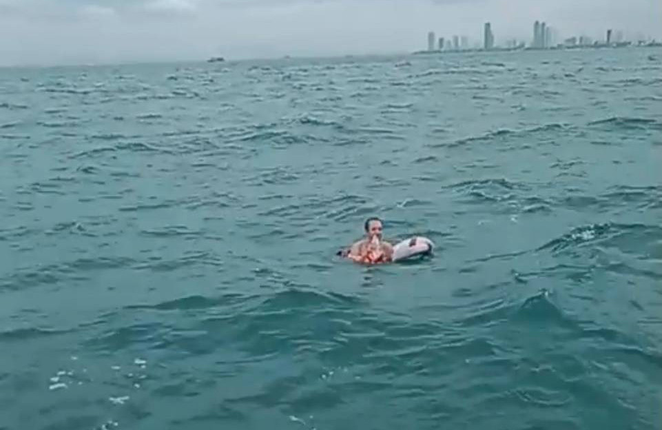 Một du khách Nga được cứu kịp thời khi bơi từ vịnh Pattaya đến đảo Koh Laan. Một du khách Nga được cứu kịp thời khi bơi từ vịnh Pattaya đến đảo Koh Laan.