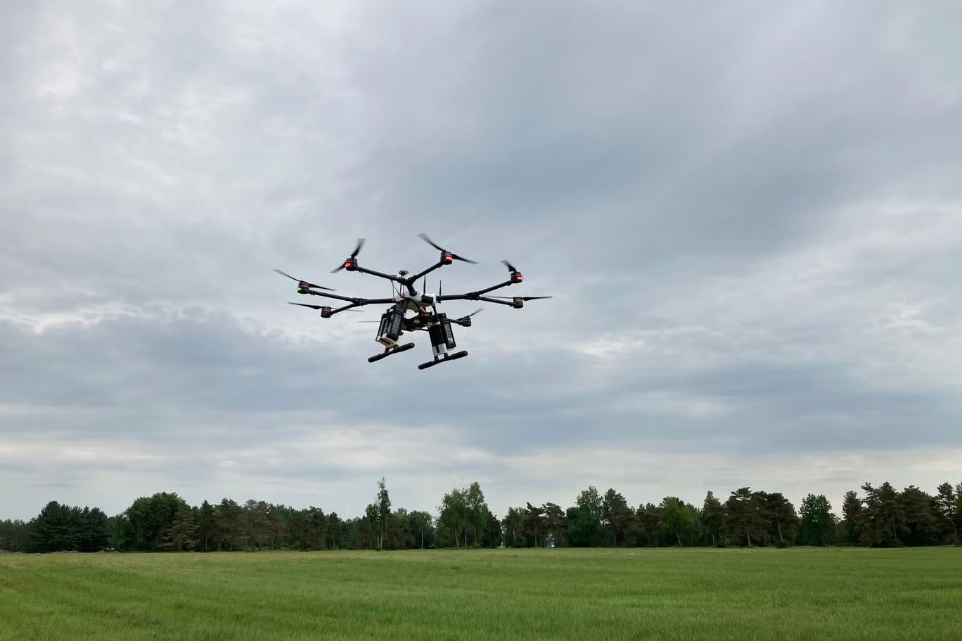 Một máy bay không người lái bay tại một trong những địa điểm thử nghiệm máy bay không người lái được FAA chỉ định. Một máy bay không người lái bay tại một trong những địa điểm thử nghiệm máy bay không người lái được FAA chỉ định.