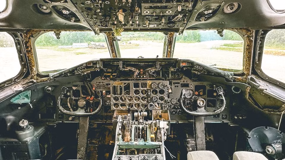 Buồng lái trên máy bay Douglas DC-9. Buồng lái trên máy bay Douglas DC-9.
