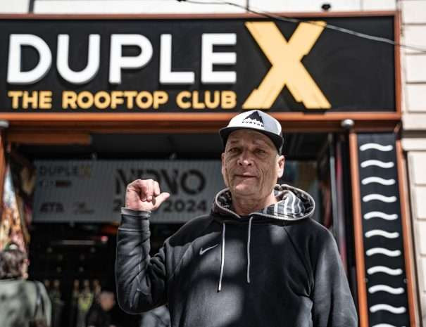 Ông Karel - một hướng dẫn viên 60 tuổi. Ảnh: Pragulic. Ông Karel - một hướng dẫn viên 60 tuổi. Ảnh: Pragulic.