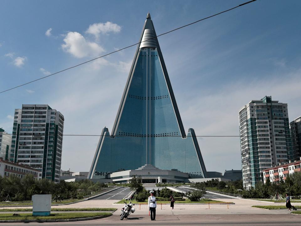 Một cảnh sát giao thông trước khách sạn Ryugyong năm 2019. Ảnh: Business Insider. Một cảnh sát giao thông trước khách sạn Ryugyong năm 2019. Ảnh: Business Insider.