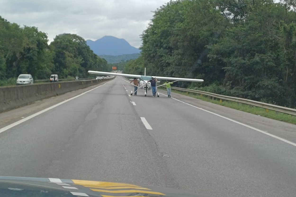 Chiếc máy bay được hỗ trợ vận chuyển sau khi hạ cánh tại đường cao tốc.