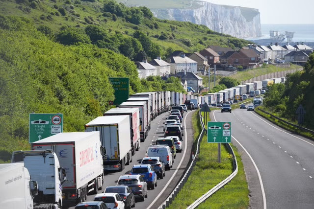 Mỗi hành khách Anh nhập cảnh vào khối Schengen sẽ phải ra khỏi xe để chụp ảnh và lấy dấu vân tay riêng.