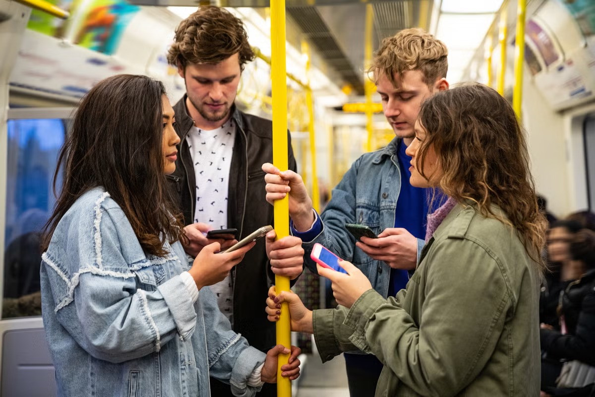 Hành vi phát nhạc, xem video hoặc gọi điện bằng loa ngoài mà không sử dụng tai nghe - hiện được gọi bằng cái tên "bare beating". Hành vi phát nhạc, xem video hoặc gọi điện bằng loa ngoài mà không sử dụng tai nghe - hiện được gọi bằng cái tên "bare beating".