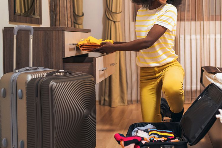 Rệp giường không chỉ xuất hiện trên giường ngủ mà còn có thể ẩn náu ở các đồ nội thất khác trong phòng khách sạn. Rệp giường không chỉ xuất hiện trên giường ngủ mà còn có thể ẩn náu ở các đồ nội thất khác trong phòng khách sạn.