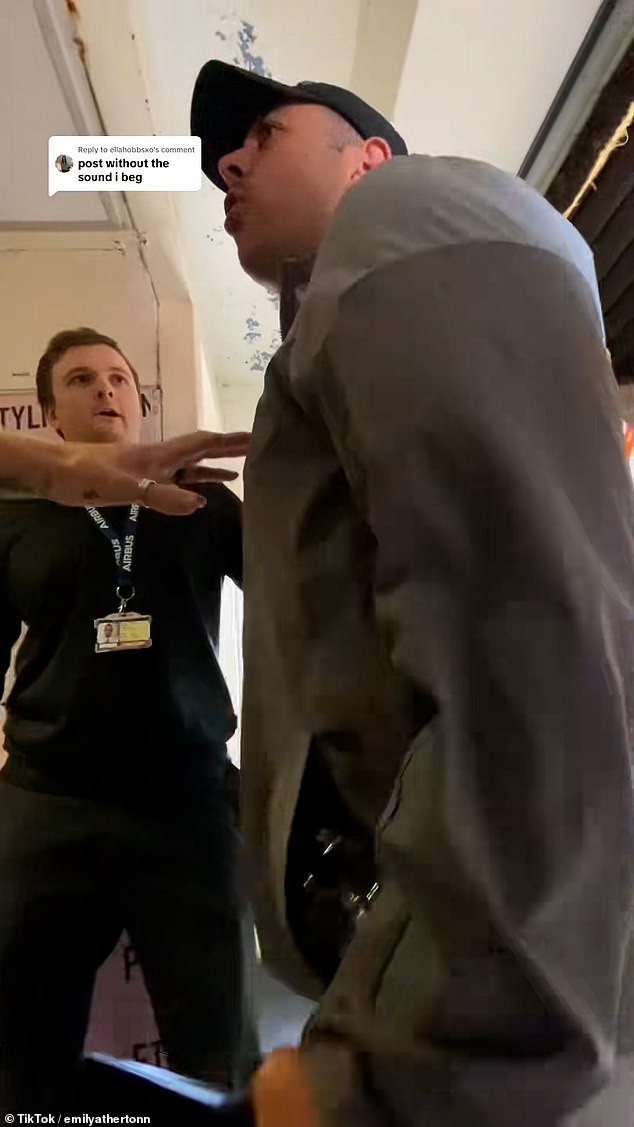 Hành khách vẫn tiếp tục mắng nhiếc những hành khách đang đứng trên cầu dẫn lên máy bay. Nguồn: @emilythertonn/TikTok.