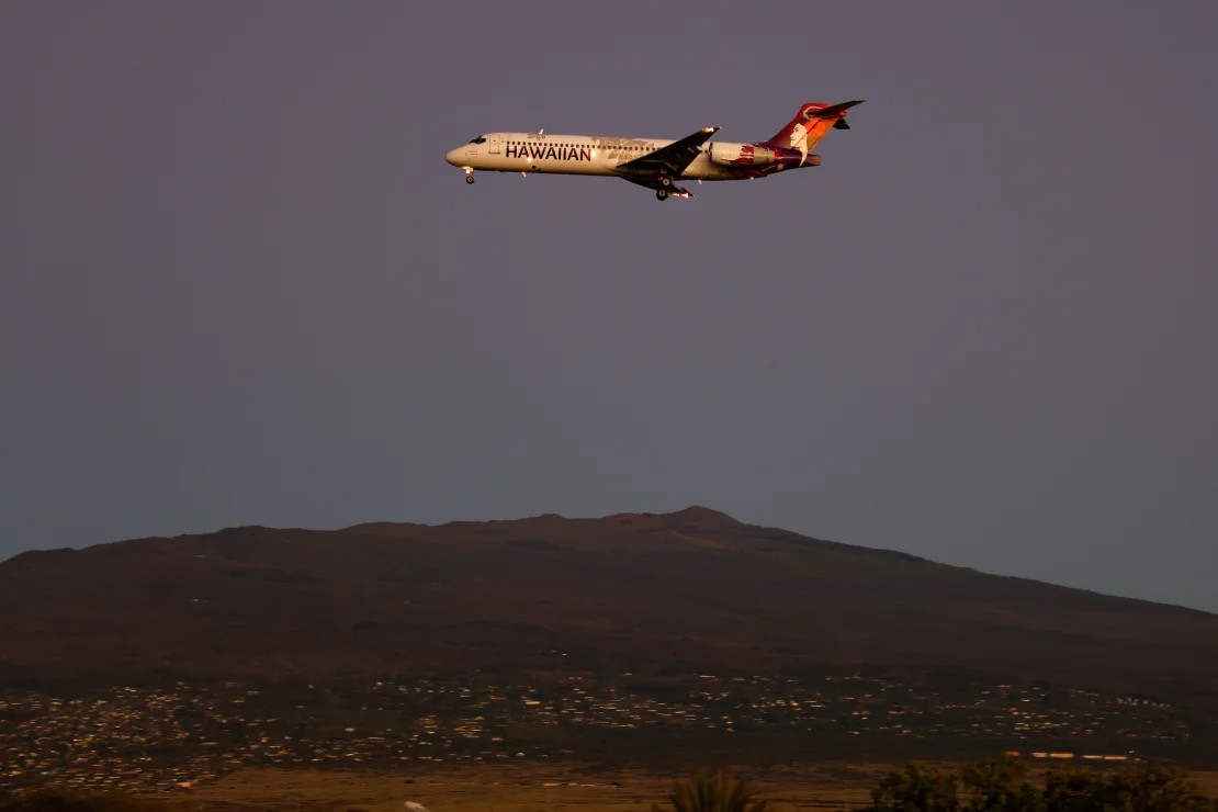 Các phi công của chuyến bay số 35 của Hawaiian Airlines đã bị chỉ trích khi bay qua một cơn bão mạnh, khiến nhiều hành khách bị thương.