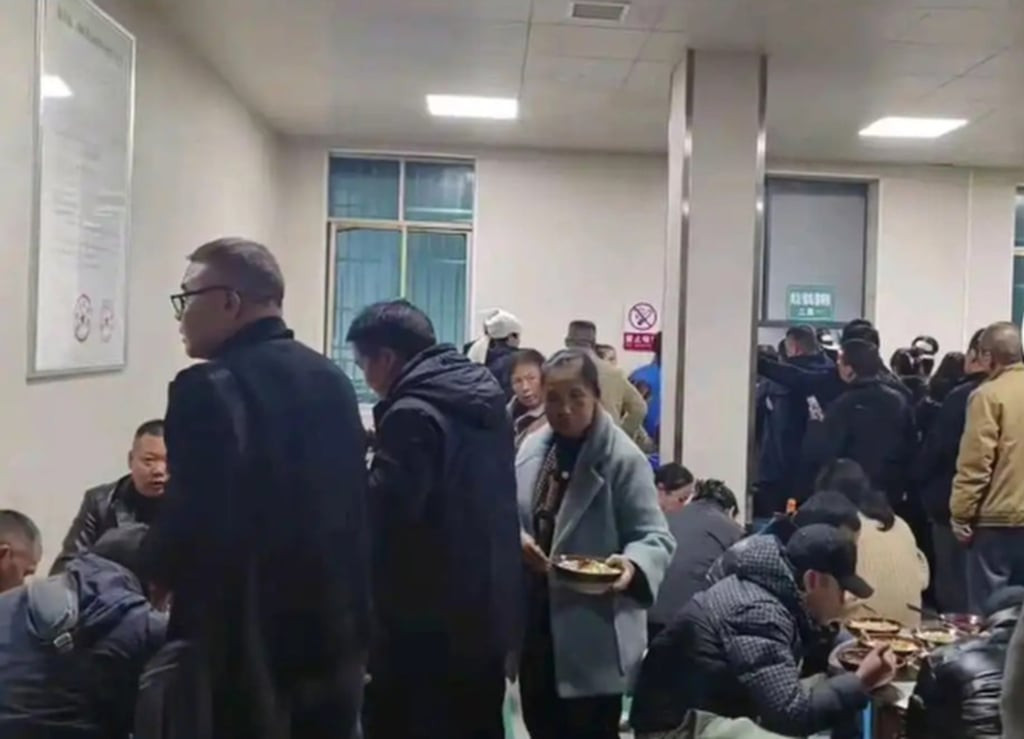 Sự tò mò bắt đầu khi một blogger địa phương chia sẻ bài đánh giá nhiệt tình về món mì của căng tin khiến nó lan truyền gần như ngay lập tức. Ảnh: Douyin. Sự tò mò bắt đầu khi một blogger địa phương chia sẻ bài đánh giá nhiệt tình về món mì của căng tin khiến nó lan truyền gần như ngay lập tức. Ảnh: Douyin.