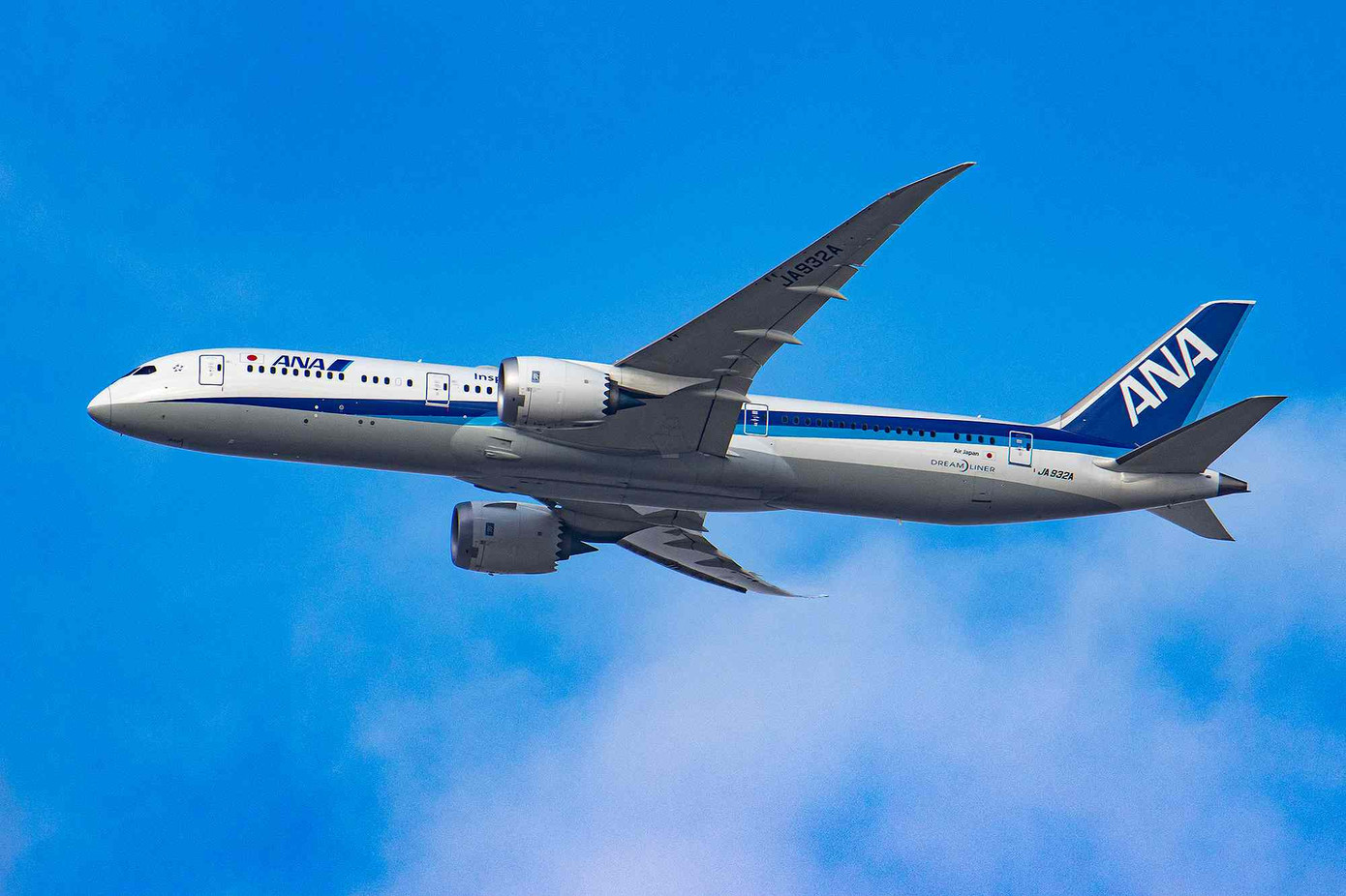 Một chuyến bay của All Nippon Airways đã buộc phải hạ cánh xuống Seattle sau khi một hành khách cố gắng mở cửa thoát hiểm giữa chuyến bay. Ảnh: People.com.