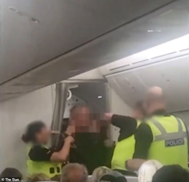 Nam hành khách khiến hàng chục hành khách và tiếp viên hàng không kinh hãi sau khi anh ta được cho là đã 'đấm' một nữ tiếp viên hàng không. Ảnh: The Sun. Nam hành khách khiến hàng chục hành khách và tiếp viên hàng không kinh hãi sau khi anh ta được cho là đã 'đấm' một nữ tiếp viên hàng không. Ảnh: The Sun.