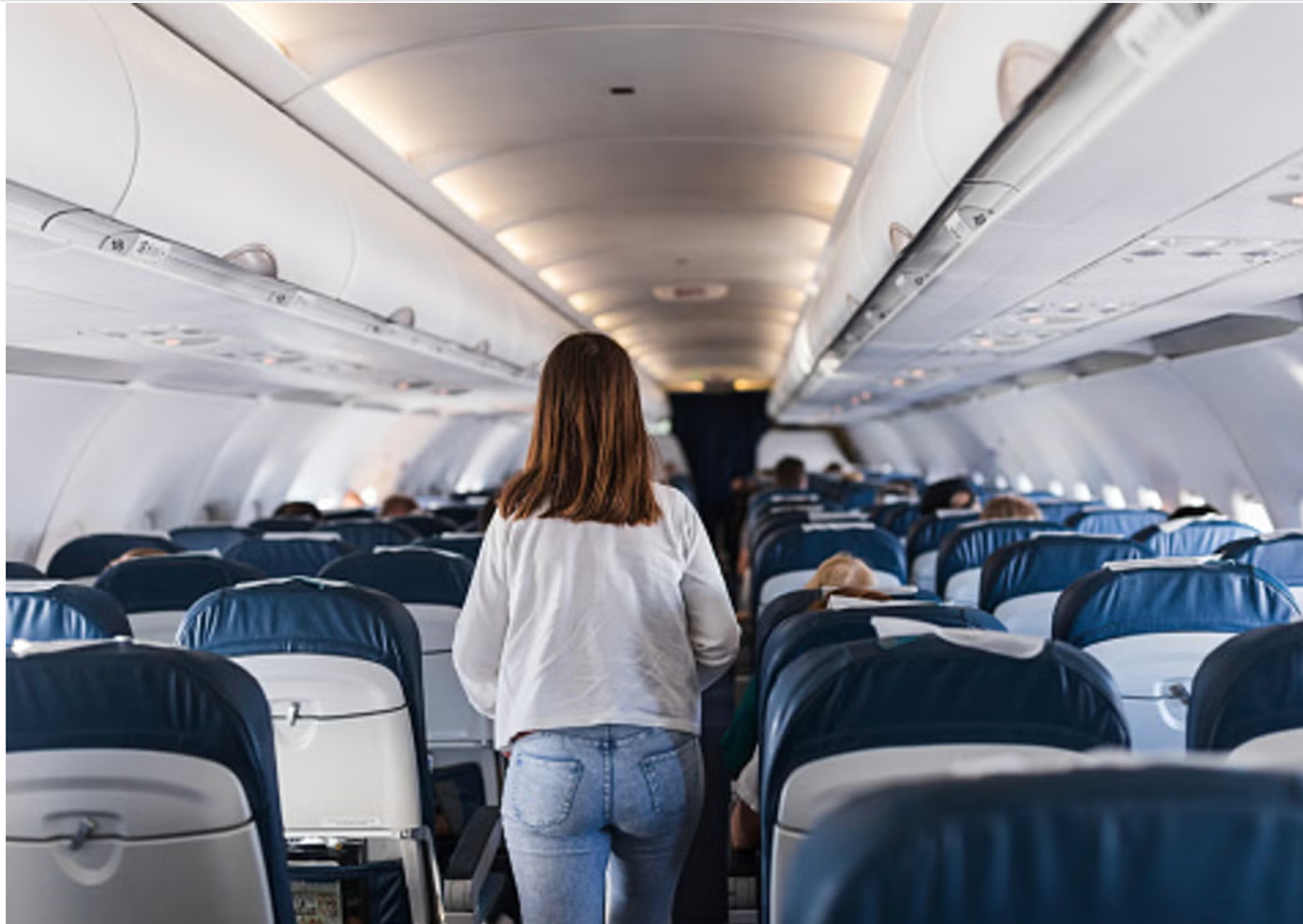 Một hành khách trên chuyến bay của hãng hàng không Southwest Airlines giữ ba hàng ghế cho gia đình.