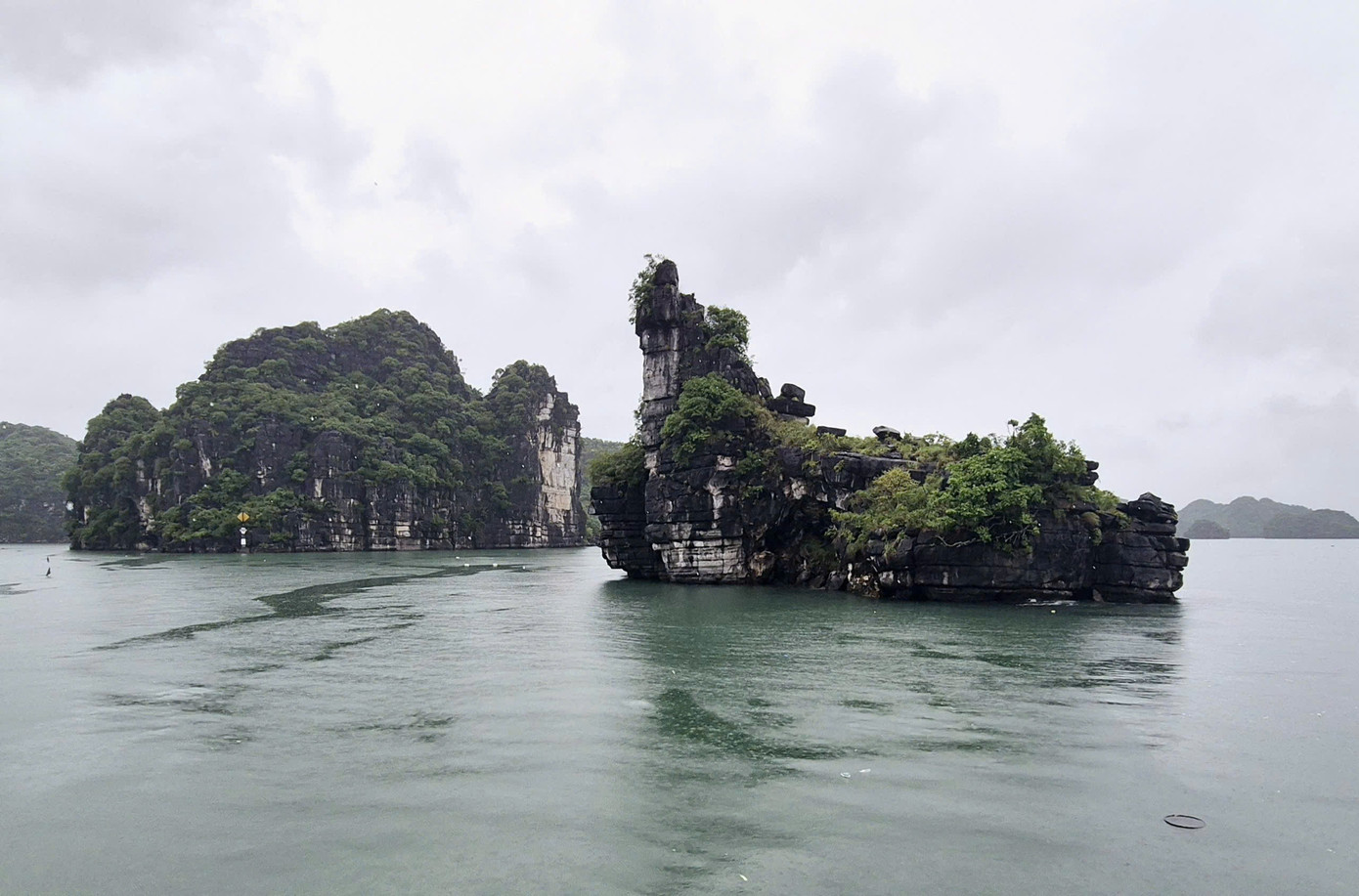 Hòn Xếp hay dân gian còn gọi là lò ngơi con. Đây là di sản được hình thành đã hơn 320 triệu năm.