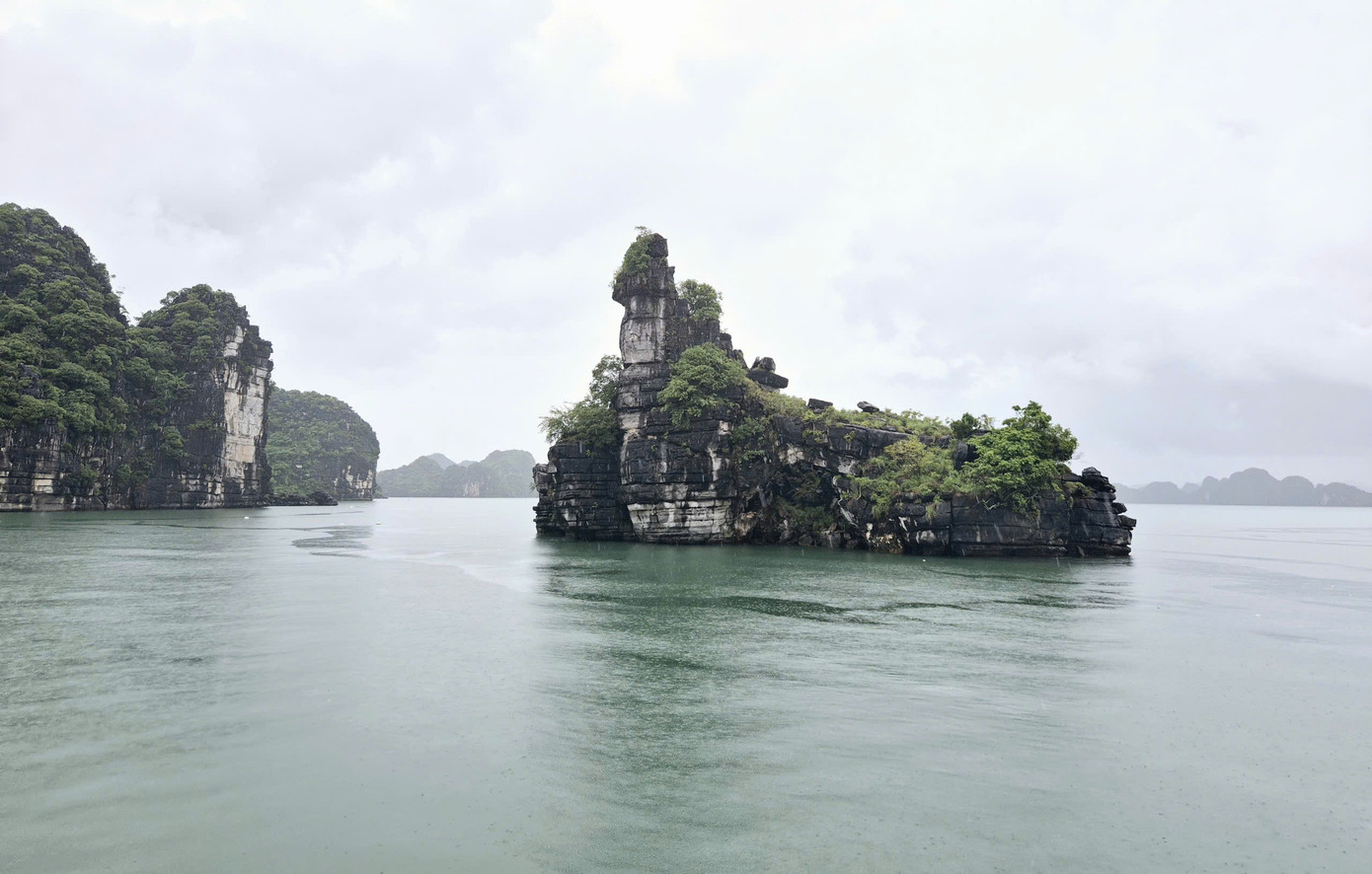 Hòn Xếp không chỉ là điểm đến lý tưởng cho các nhà nghiên cứu địa chất, mà còn là nơi du khách có thể khám phá và tìm hiểu về lịch sử lâu đời của di sản.