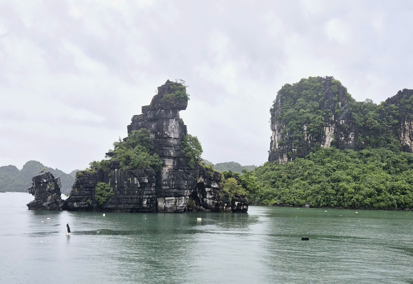 Hơn cả vẻ đẹp tự nhiên, hòn Xếp là một bảo tàng địa chất sống động, nơi lưu giữ những di tích quý giá về quá trình hình thành vịnh Hạ Long. Mỗi tảng đá, mỗi đường vân, uốn nếp, đứt gãy chồng lên nhau của hòn Xếp đều mang trong mình những câu chuyện khoa học chưa từng được tiết lộ.