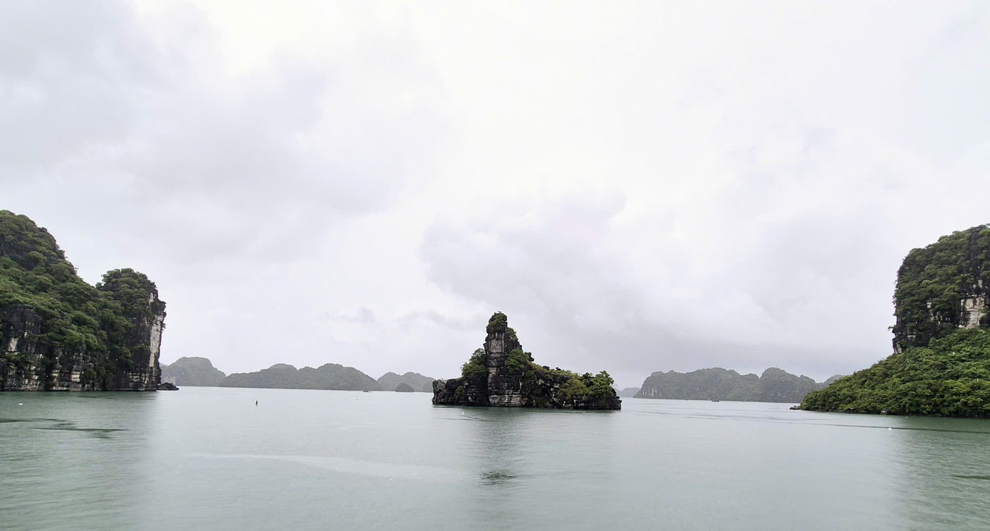 Không dễ dàng để đến được hòn Xếp hơn 320 triệu năm tuổi, bởi việc di chuyển ra điểm tham quan này khá xa và đòi hỏi phải có phương tiện chuyên dụng, an toàn.