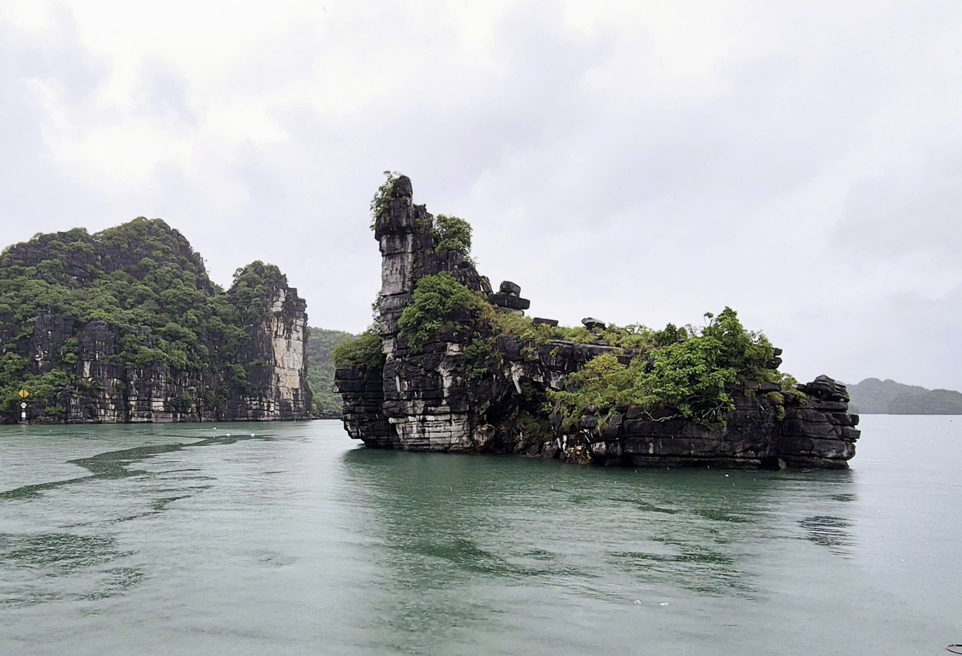 Hòn Xếp là một trong những điểm dừng chân quan trọng trong hành trình "Hành trình di sản Hạ Long" - một hải trình qua 4 vùng di sản của Quảng Ninh. Xuất phát từ cảng Tuần Châu, điểm khởi đầu của vòng cung kỳ quan thiên nhiên thế giới vịnh Hạ Long là Đảo Đầu Gỗ. Hải trình đi qua hết các điểm nổi tiếng đặc trưng của kỳ quan thiên nhiên thế giới như: Hòn Chó Đá, hòn Gà Chọi và nhiều địa điểm nổi tiếng khác trên vịnh Hạ Long.