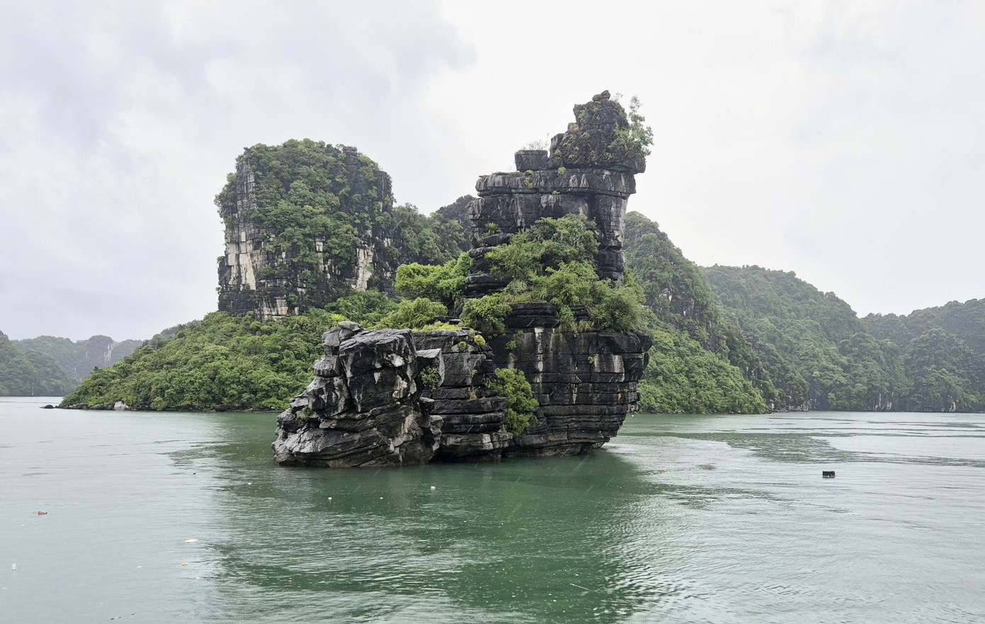 Hòn Xếp tọa lạc trong khu vực di sản thiên nhiên thế giới vịnh Hạ Long, cách Cảng tàu quốc tế Tuần Châu khoảng 30km về phía Đông Nam.
