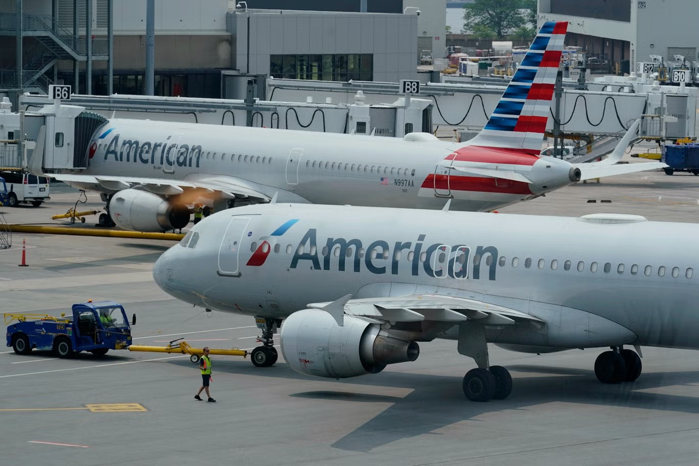 Máy bay chở khách của American Airlines chuẩn bị khởi hành, gần một nhà ga tại Sân bay Quốc tế Boston Logan, ở Boston. Máy bay chở khách của American Airlines chuẩn bị khởi hành, gần một nhà ga tại Sân bay Quốc tế Boston Logan, ở Boston.