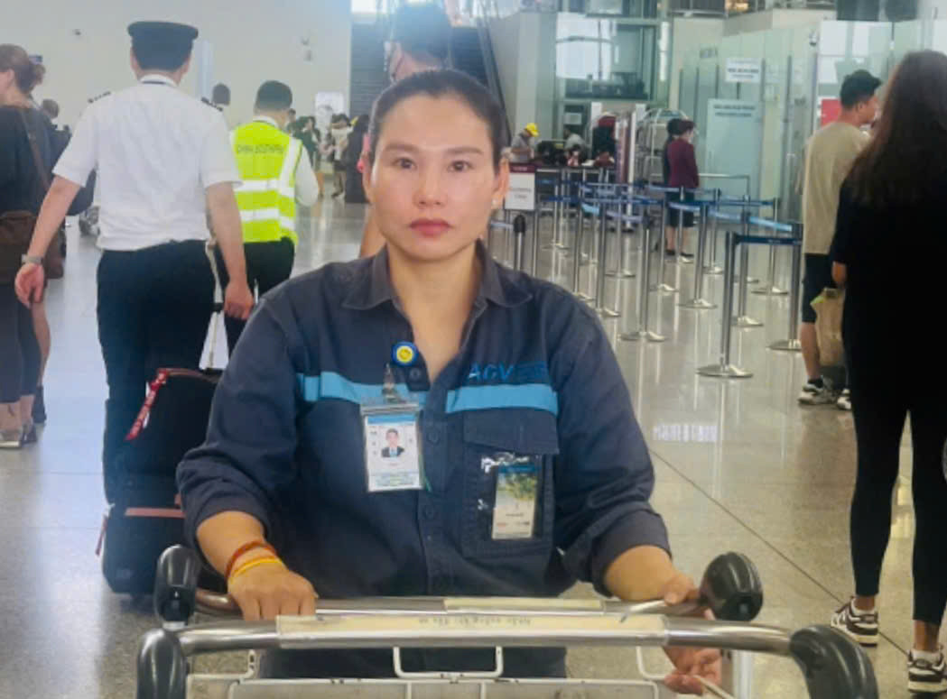 Chị Tâm là người nhặt được số tiền khách bỏ quên, chị giữ gìn và trả lại số tiền cho đúng chủ nhân. Ảnh: ACV.