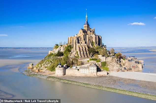 Người dùng Reddit đã chia sẻ những điểm đến giống như trong truyện cổ tích yêu thích của họ trên khắp thế giới. Mont St Michel là địa điểm được đánh giá cao nhất trên chủ đề này.