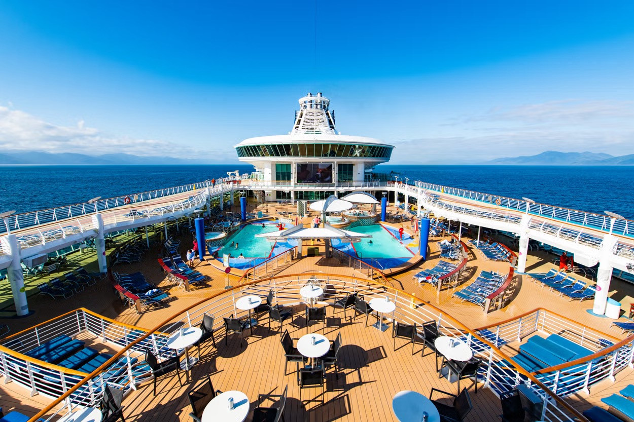 Một hành khách nam rơi khỏi tàu Explorer of the Seas của Royal Caribbean.