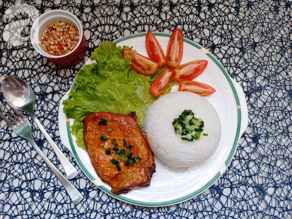 Cơm tấm sườn kết hợp giữa cơm tấm và thịt lợn nướng ướp gia vị đậm đà. Ảnh: AFamily. Cơm tấm sườn kết hợp giữa cơm tấm và thịt lợn nướng ướp gia vị đậm đà. Ảnh: AFamily.