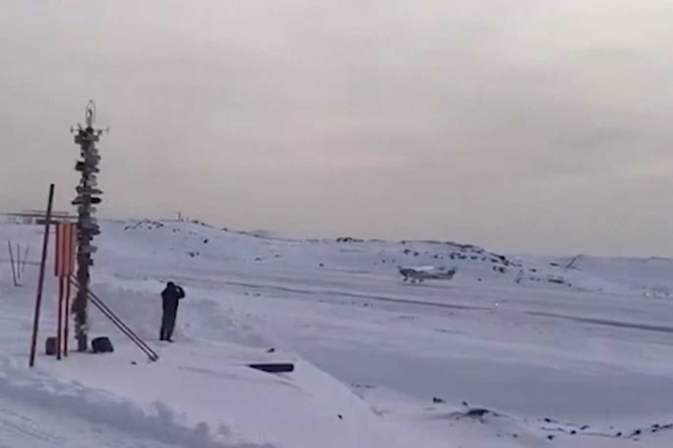 Phi công 19 tuổi người Mỹ bị giam giữ ở Nam Cực trong chuyến bay một mình vòng quanh thế giới. Phi công 19 tuổi người Mỹ bị giam giữ ở Nam Cực trong chuyến bay một mình vòng quanh thế giới.