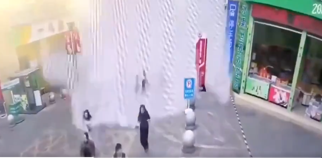 Dòng nước ập đến quá nhanh khiến nhiều người bị nhấn chìm. Ảnh: Chụp màn hình. Dòng nước ập đến quá nhanh khiến nhiều người bị nhấn chìm. Ảnh: Chụp màn hình.