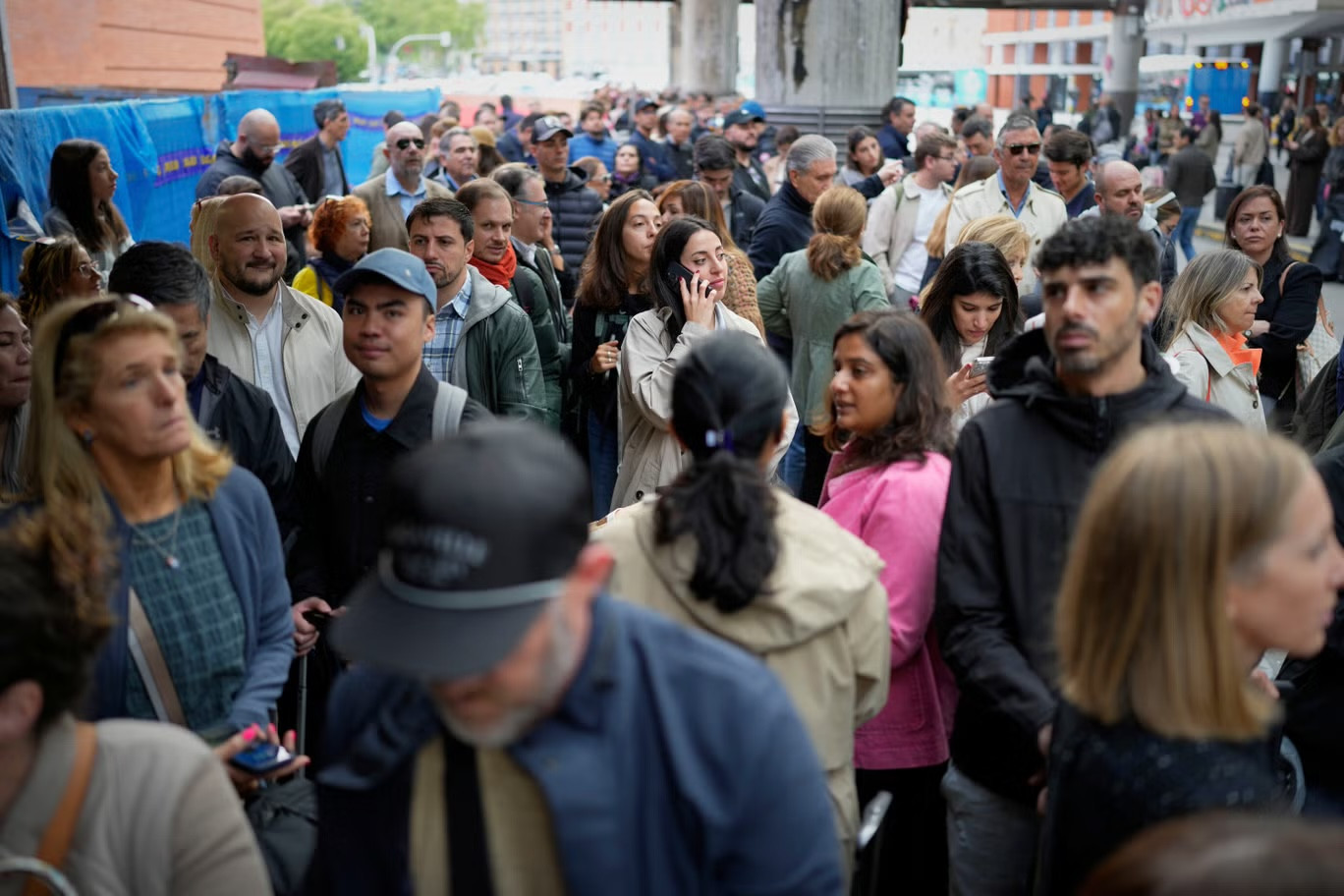 Hành khách chờ tin tức về chuyến tàu bị hoãn tại ga xe lửa Madrid, Tây Ban Nha vào 5/5. Hành khách chờ tin tức về chuyến tàu bị hoãn tại ga xe lửa Madrid, Tây Ban Nha vào 5/5.