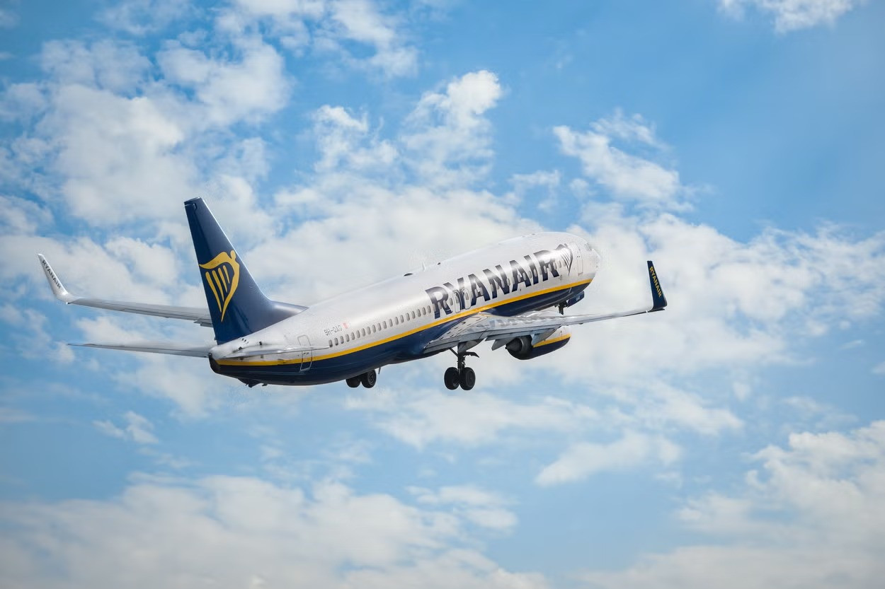 Chiếc Boeing 737 của Ryanair đã phải chuyển hướng vào phút chót đến một thành phố của Pháp sau khi người phụ nữ chuyển dạ. Chiếc Boeing 737 của Ryanair đã phải chuyển hướng vào phút chót đến một thành phố của Pháp sau khi người phụ nữ chuyển dạ.