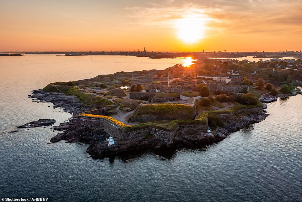 Trong ánh hoàng hôn rực rỡ, pháo đài Suomenlinna hiện lên hùng vĩ trên quần đảo ngoài khơi Helsinki. Là Di sản Thế giới UNESCO, pháo đài này chỉ có thể tiếp cận bằng đường thủy và là nơi lưu giữ nhiều câu chuyện lịch sử. Theo Visit Finland, du khách có thể tham quan bảo tàng, thưởng thức ẩm thực tại nhà hàng, quán cà phê và tận hưởng không gian tuyệt đẹp quanh năm. Trong ánh hoàng hôn rực rỡ, pháo đài Suomenlinna hiện lên hùng vĩ trên quần đảo ngoài khơi Helsinki. Là Di sản Thế giới UNESCO, pháo đài này chỉ có thể tiếp cận bằng đường thủy và là nơi lưu giữ nhiều câu chuyện lịch sử. Theo Visit Finland, du khách có thể tham quan bảo tàng, thưởng thức ẩm thực tại nhà hàng, quán cà phê và tận hưởng không gian tuyệt đẹp quanh năm.