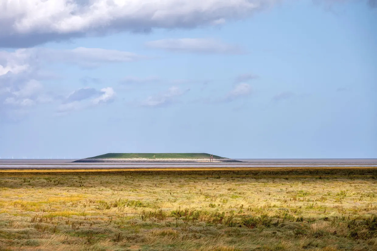 Hòn đảo có thể được nhìn thấy từ đất liền. Hòn đảo có thể được nhìn thấy từ đất liền.