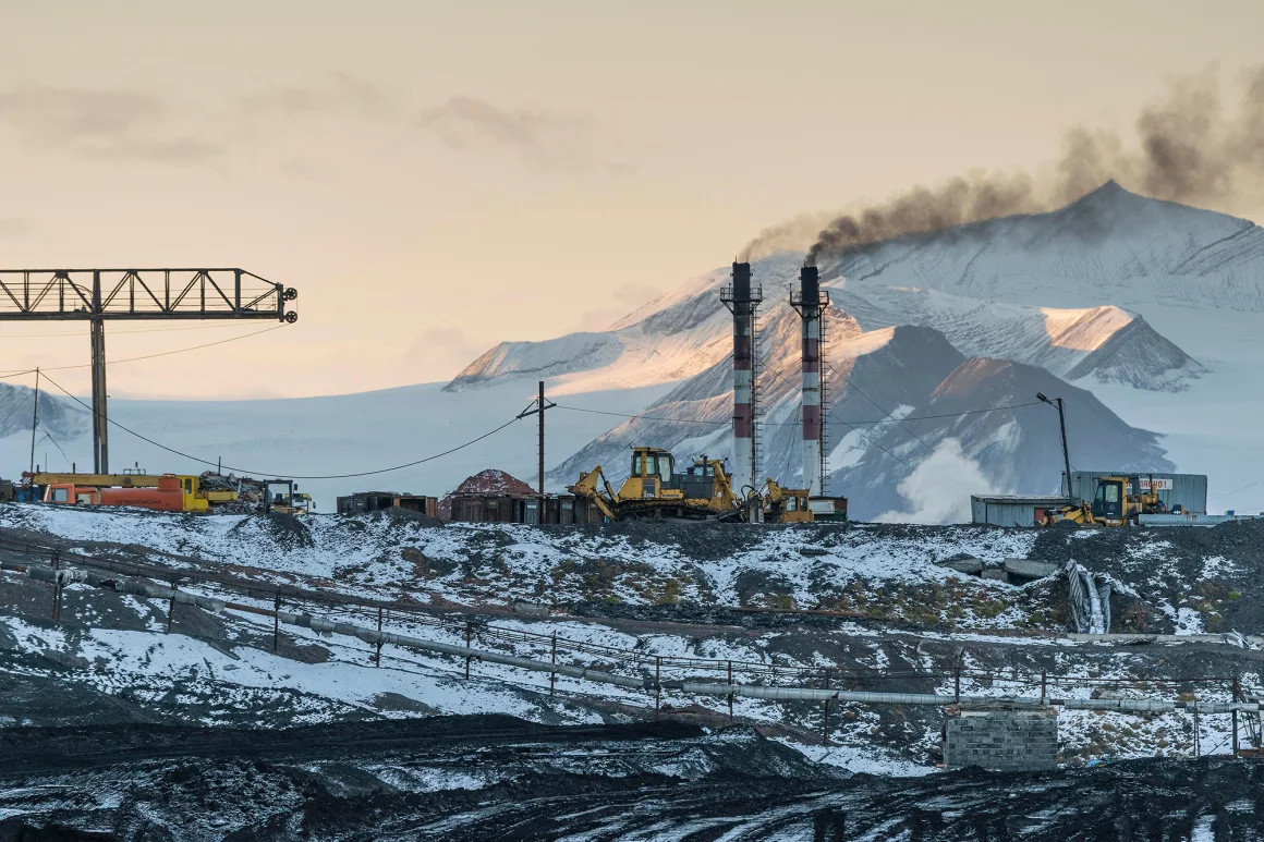 Một khu định cư khai thác than của Nga tại Barentsburg trên đảo Svalbard được cho là đang giảm sản lượng than. Một khu định cư khai thác than của Nga tại Barentsburg trên đảo Svalbard được cho là đang giảm sản lượng than.